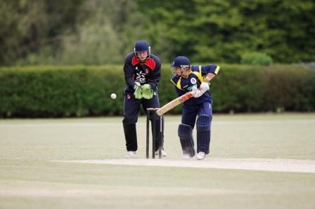 Stu Houghton keeping wicket at Aldershot vs Hampshire